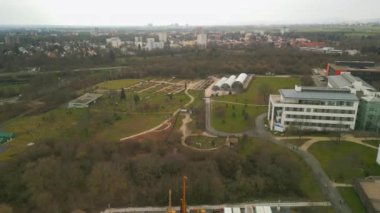 Üniversite bilim bahçesinin seralı havadan kayma ve pan görüntüleri. Goethe Üniversitesi kampüsü. Frankfurt am Main, Almanya.