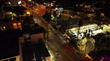 Gece şehir merkezindeki kavşaktan geçen araçların yüksek açılı görüntüsü. Los Angeles, Kaliforniya, ABD