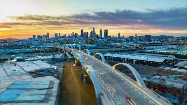 Hiperlapszis Felvétel Városi Kerületről Modern Közúti Híd Folyó Felett Naplemente — Stock videók