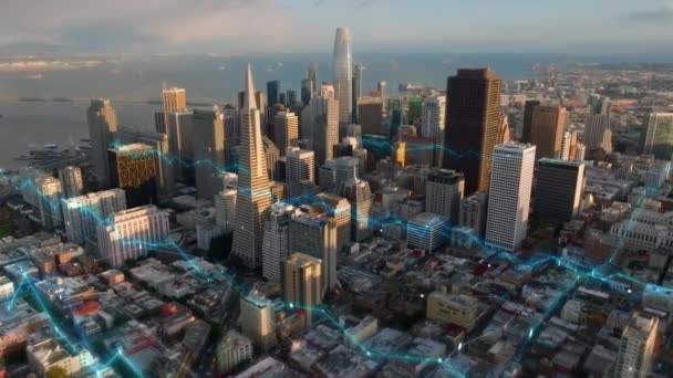 黄金の時間の日差しに照らされたビジネスダウンタウンの高層ビルのグループ デジタルラインとチャートは 収集されたデータ視覚効果を分析します 米国カリフォルニア州サンフランシスコ — ストック動画