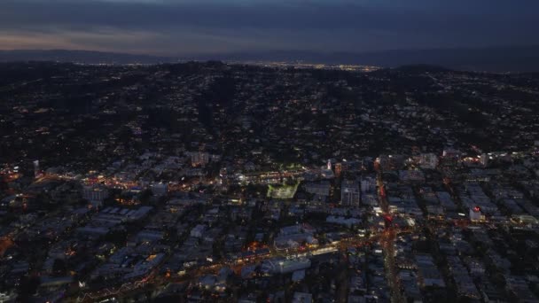 Filmagem Ascendente Aérea Bairro Urbano Residencial Colinas Acima Cidade Noite — Vídeo de Stock