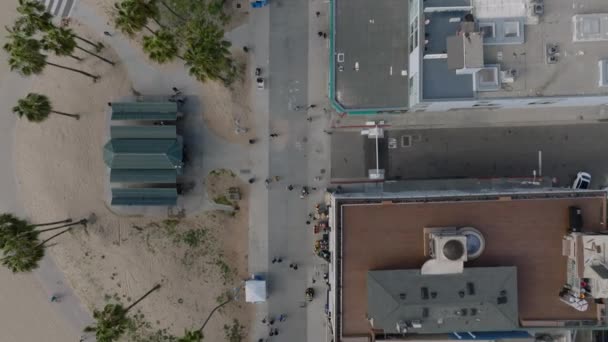 人们沿着海滨沙滩漫步在人行道上 自上而下拍摄的休闲和度假区 美国加利福尼亚州洛杉矶 — 图库视频影像