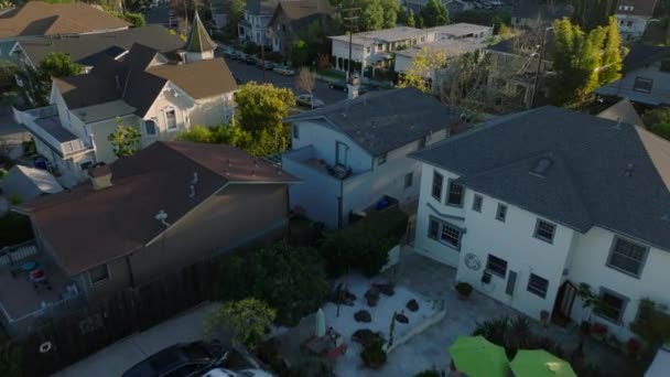 街の通りに沿って住宅の高い角度ビュー 高層ビルが立ち並ぶスカイラインを上りましょう 米国カリフォルニア州ロサンゼルス — ストック動画