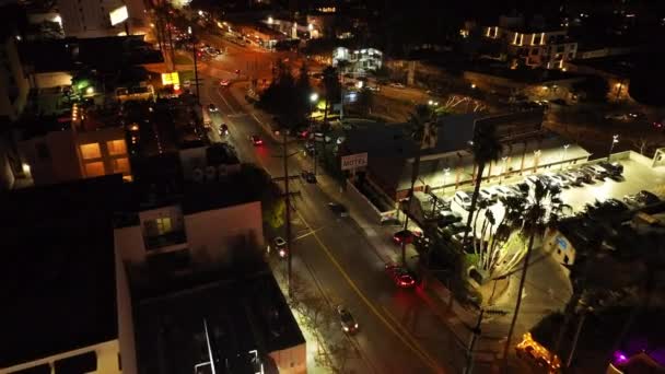 Vysoký Úhel Pohledu Vozidla Projíždějící Křižovatkou Městském Obvodu Noci Los — Stock video