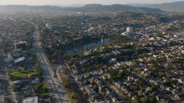 Images Aériennes Descendantes Vaste Quartier Résidentiel Circulation Sur Autoroute Hollywood — Video