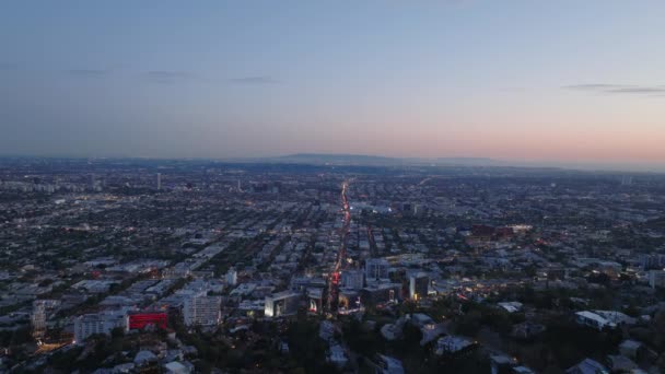 Leć Wysoko Nad Metropolią Zdjęcia Panoramiczne Dużego Miasta Zmierzchu Samochody — Wideo stockowe
