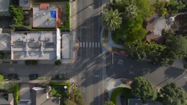 Altın saatinde şehir merkezindeki caddelerin ve binaların kuş bakışı görüntüleri. Los Angeles, Kaliforniya, ABD