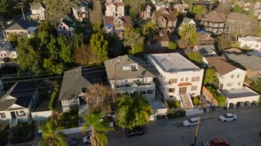 Yollar yerleşim yerlerinin üzerinde uçuyor. Şehrin dışındaki sokaklar boyunca evler ve villalar. Los Angeles, Kaliforniya, ABD.