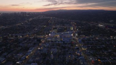 Metropolis 'in renkli günbatımı bulutlu gökyüzüne karşı çekilmiş panoramik görüntüleri. Los Angeles, Kaliforniya, ABD