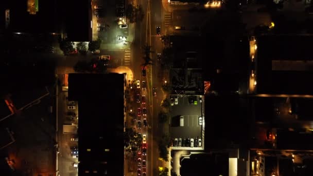 Widok Góry Ulice Nocnym Mieście Pojazdy Poruszające Się Drogach Oświetlone — Wideo stockowe
