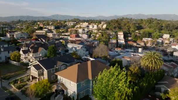 Forvetler Şehir Merkezindeki Aile Evlerinin Üzerinden Altın Saatinde Uçuyor Los — Stok video