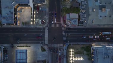Alacakaranlıkta şehrin sokaklarının ve binalarının görüntülerini aldım. Yoldan geçen ve kavşaklardan geçen araçlar. Los Angeles, Kaliforniya, ABD