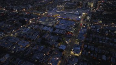 Şehir merkezindeki şehir gelişiminin yüksek açılı görüntüsü. Güneş batarken gökyüzüne karşı gökyüzünü göster. Los Angeles, Kaliforniya, ABD