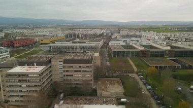 Günümüz Riedberg Üniversitesi kampüsü Goethe 'deki binaların üzerinden uç. Frankfurt am Main, Almanya.