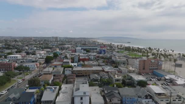 Schiebetüren Von Gebäuden Städtischen Wohnvierteln Luftaufnahme Von Häusern Küstennähe Los — Stockvideo