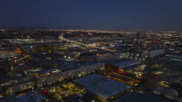 Передній Політ Над Містом Освітлений Віадук Вулиці Світиться Вночі Лос — стокове відео