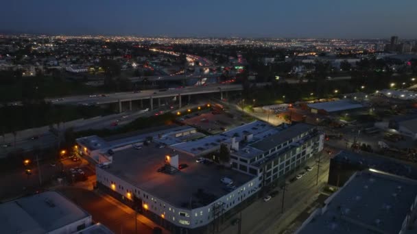 Hlavní Provoz Víceúrovňové Víceúrovňové Silniční Křižovatce Večerní Metropoli Los Angeles — Stock video