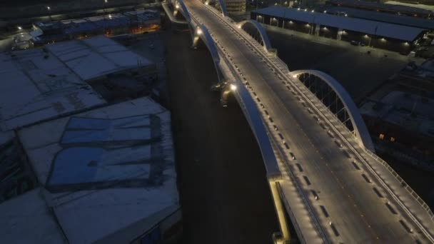 Передній Політ Над Освітленим Дорожнім Мостом Бетонними Арками Повітряний Нічний — стокове відео