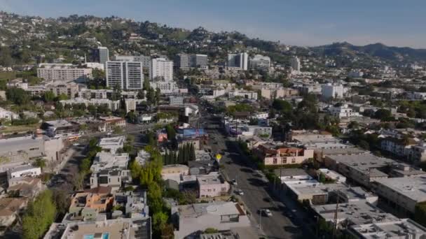 Şehir Merkezindeki Caddelerdeki Trafiğin Hava Görüntüleri Şehrin Yukarısındaki Tepede Lüks — Stok video