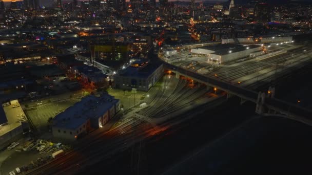 Gece Tren Istasyonunun Yüksek Açılı Görüntüsü Şehir Merkezindeki Gökdelen Siluetlerini — Stok video