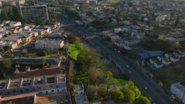 Altın Saatteki Kent Mahallesi 'nin yüksek görüş açısı. Finansal Bölgedeki modern binalar hakkında bilgi toplayın. Los Angeles, Kaliforniya, ABD.