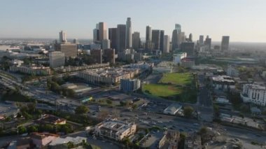 Şehir merkezindeki kalabalık otobanda ilerliyorlar. Arka planda şehir merkezindeki gökdelenler var. Los Angeles, Kaliforniya, ABD.
