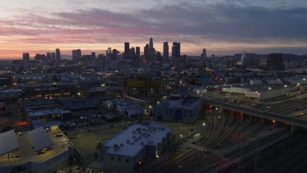 Повітряний Панорамний Вид Міста Силуети Міських Хмарочосів Проти Заходу Сонця — стокове відео