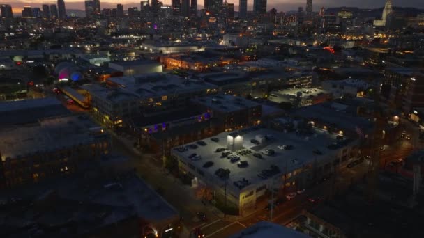 Luchtfoto Van Metropool Nachts Tilt Onthullen Groep Van Binnenstad Wolkenkrabbers — Stockvideo