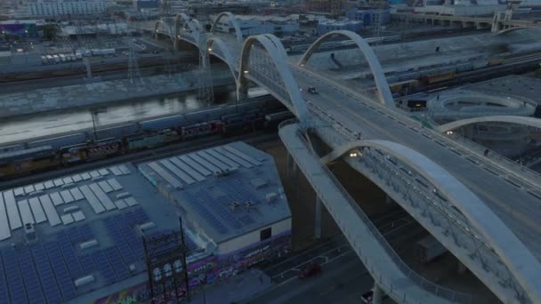 Високий Кут Огляду Автомобільного Мосту Через Залізничні Лінії Ведуть Уздовж — стокове відео