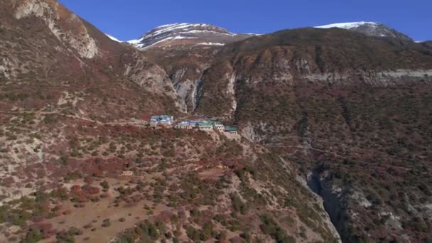 Zoom Aéreo Vista Complexo Edifícios Casa Himalaia Montanhas Colina Trilha — Vídeo de Stock