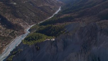 Hava kuşları Himalaya Dağları 'na bakar güneşli yaz günlerinde taze nehir akıntısıyla birlikte. Görkemli nefes kesici manzara Nepal nehri vadisi ve dağ zirveleri.