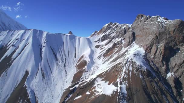 Luchtvogels Uitzicht Himalaya Bergen Besneeuwde Toppen Blauwe Luchten Zonnige Zomerdag — Stockvideo