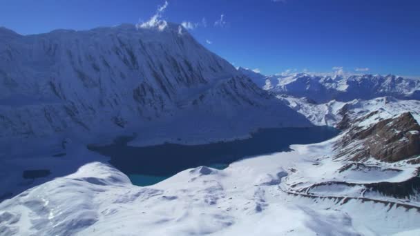 Luftaufnahme Aufschlussreichen Malerischen Blauen Tilicho See Umgeben Von Hohen Schneebedeckten — Stockvideo