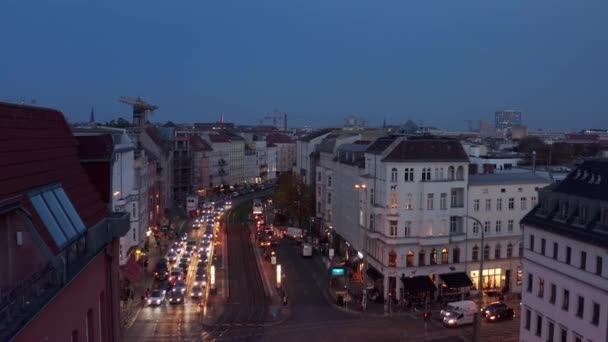 Akşam Şehrinin Geniş Caddelerindeki Trafiğin Hava Görüntüleri Şehir Merkezindeki Kavşaklardan — Stok video