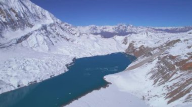 Nepal 'de Himalaya Dağları' nın karlı dağlarıyla çevrili mavi Tilicho Gölü 'ne yakın hava taraması. Manang. Dünyanın en yüksek Alp gölü..