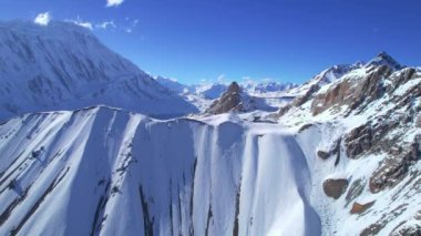 Himalaya dağlarının yüksek yüksekliğindeki güzel mavi Tilicho gölünün hava manzaralı manzarası. Tilicho ana kamp rotası, Nepal.