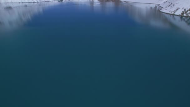 Inclinação Ampla Aérea Para Cima Vista Azul Alpino Imaculado Lago — Vídeo de Stock