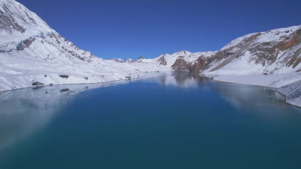 Panning Powietrza Bliska Widok Niebieski Tilicho Jezioro Otoczone Śniegiem Himalaje — Wideo stockowe