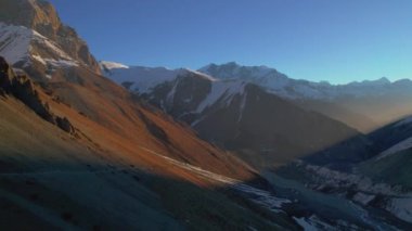 Yüksek Himalayalar Dağları 'ndaki Tilicho Gölü' ne giden bir grup turist geriye dönük görüntüsünü ortaya koyuyor. Nepal macera turları yapıyor..