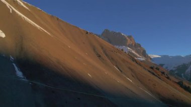 Yüksek rakımlı Himalaya dağlarındaki Tilicho Gölü 'ne giden bir grup yürüyüşçünün üzerinden uçan hava. Yolculuk macerası, Himalayalar, Manang, Nepal 'de zorlu turlar.
