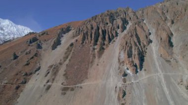 Hava kuşları, yüksek himalaya dağlarındaki Tilicho ana kampına giderken dört yürüyüşçüyü birlikte görüyorlar. Yürüyüş macerası, rehberli turist grubu Nepal 'de güvenli bir şekilde yürüyor..