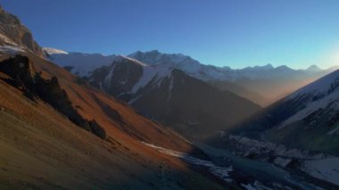 Yüksek himalaya dağlarındaki Tilicho Gölü 'ne giden bir grup turist üzerinde uçuyorlar. Annapurna gezisi. İlham verici maceracı Nepal turlarını keşfediyor..