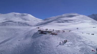 Hava kuşları, yüksek dağlardaki Tilicho Gölü Yürüyüşü 'ne bakan bir grup yürüyüşçünün üzerinde uçar. Nepal popüler yürüyüşleri. Manang. Himalayalar Nepal Tur Konsepti.