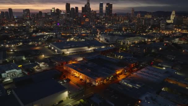 Vysoký Úhel Pohledu Budovy Podél Osvětlených Ulic Vyklopit Odhalující Městskou — Stock video