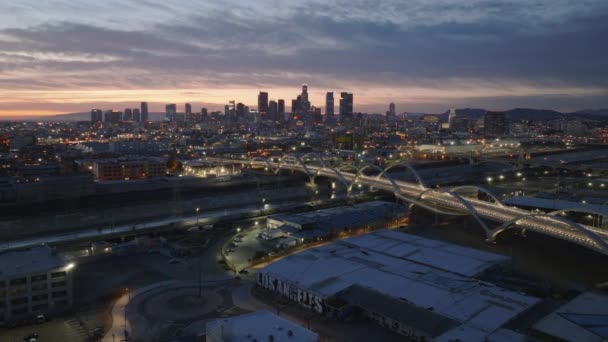 공중에서 파노라마처럼 보이는 대도시의 고가교와 시내의 건물들 하늘을 배경으로 로스앤젤레스 — 비디오