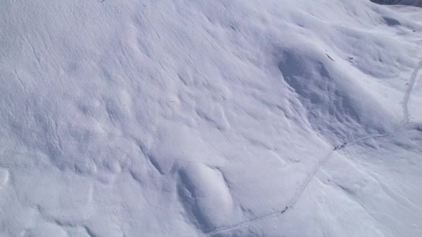Повітря Встановило Панікуючу Групу Трекерів Які Крокували Сніговому Табірному Сліду — стокове відео