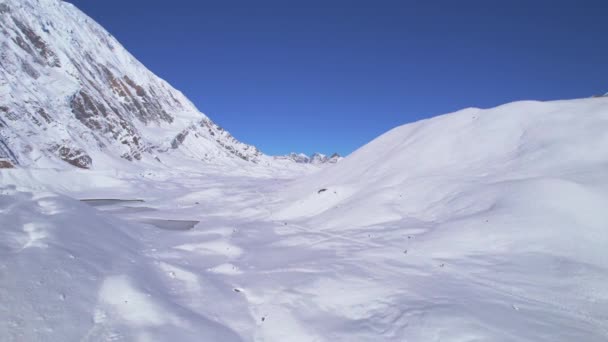 在喜马拉雅山脉雪地远足小径上的空中上升暴露了一组徒步旅行者 他们的背景是高山蒂里科湖 Annapurna电路远行 Manang 尼泊尔 — 图库视频影像