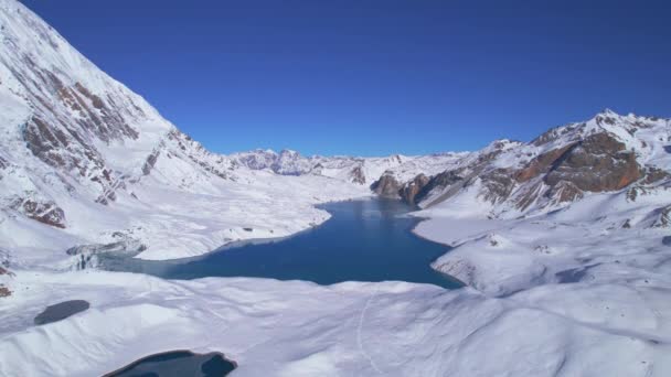 Luftaufnahme Des Malerischen Blauen Tilicho Sees Umgeben Von Hoch Gelegenen — Stockvideo