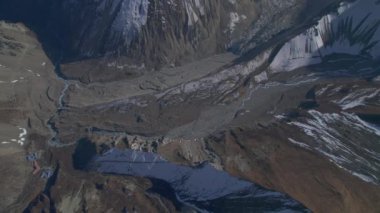 Himalayalar dağları vadisinde gizlenmiş Tilicho merkez kamp binası çatıları manzaralı. Tilicho 'nun ana kamp yolunu gözlüyorum. Manang, Nepal, Asya.