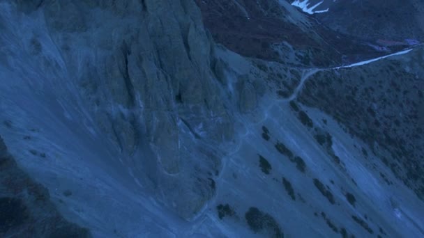 在喜玛拉雅高山的提利科湖 一群徒步旅行者在小径上远足 鸟瞰着整个队伍 喜马拉雅山的探险 安全与旅游概念 — 图库视频影像